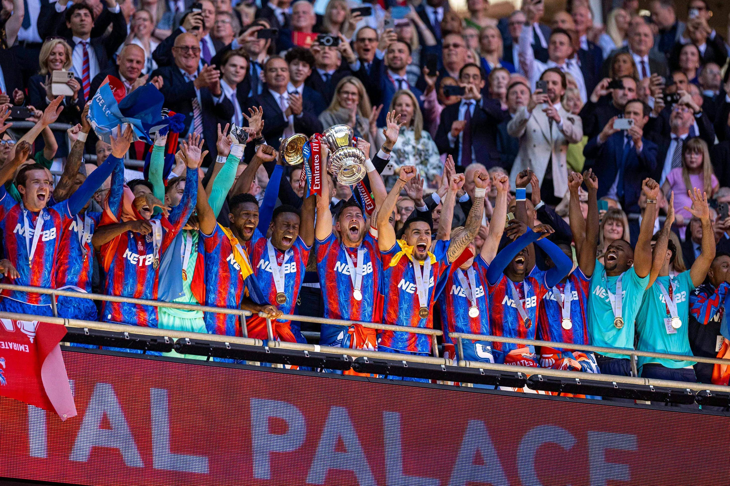 观众热情高涨，欧洲杯预选赛现场气氛热烈的简单介绍