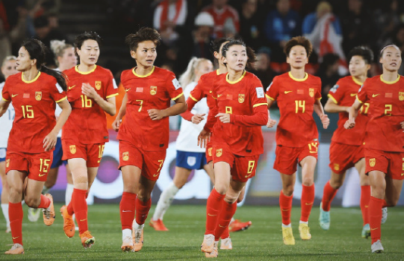 包含坚持到底：女足运动员不畏艰难坚持训练的词条