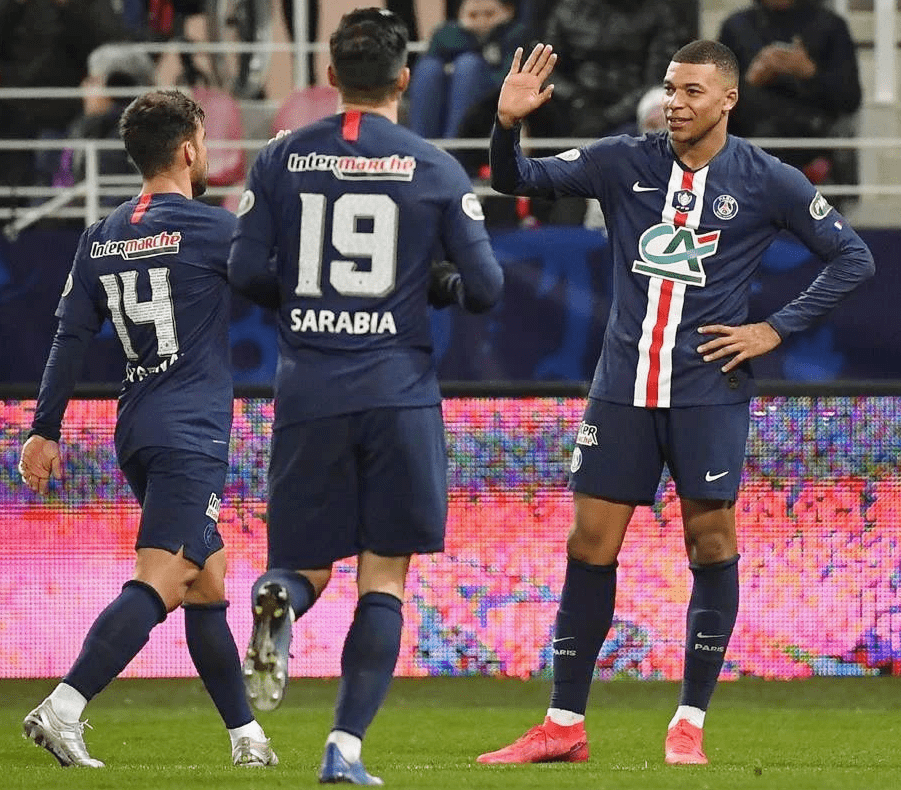 巴黎圣日耳曼球员施压对手获胜